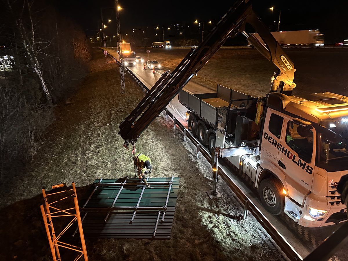 Bergholms vid ett nattligt vägarbete i Uppsala med TMA-bil som skydd mot passerande trafik